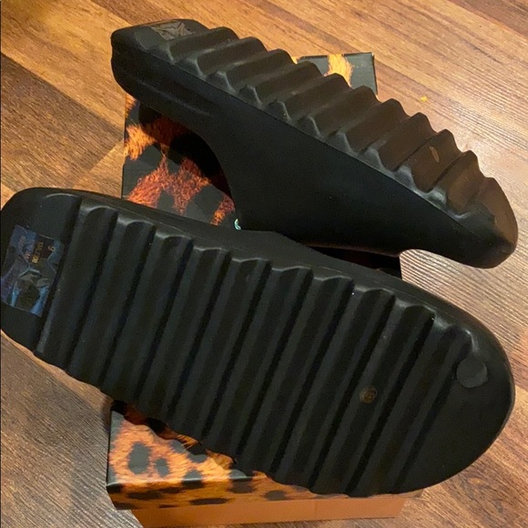 BLACK SLIDES Size 9! VHTF Color! Popular Shoes 🖤 - Picture 3 of 3